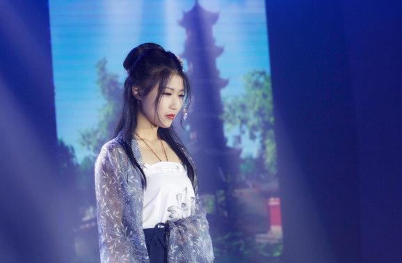 出道一年就爆红,21岁凭一首歌狂吸百万粉丝,今携新作品再次霸屏