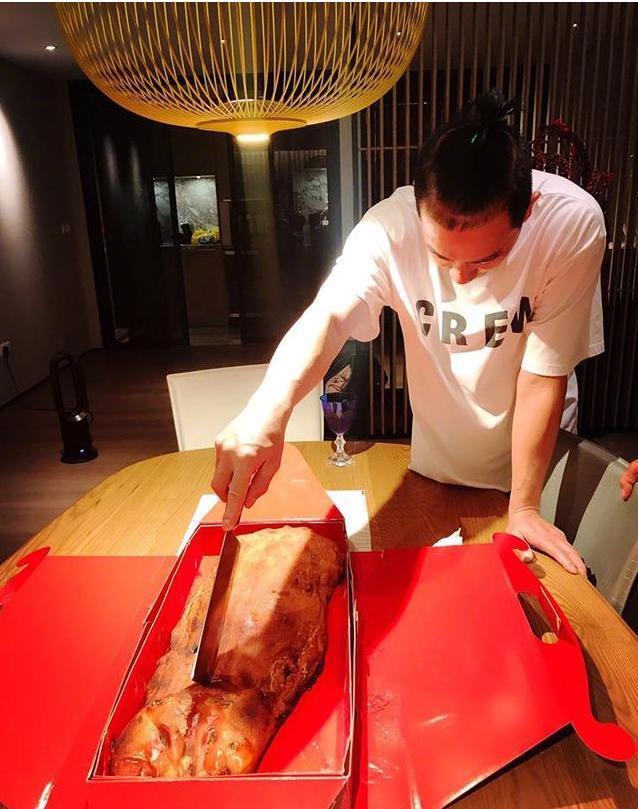 陈小春晒出在香港的豪宅,客厅有超大落地窗,户外就是维多利亚港