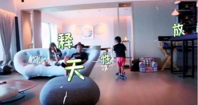 ​陈小春晒出在香港的豪宅，客厅有超大落地窗，户外就是维多利亚港