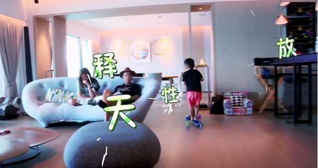 陈小春晒出在香港的豪宅,客厅有超大落地窗,户外就是维多利亚港