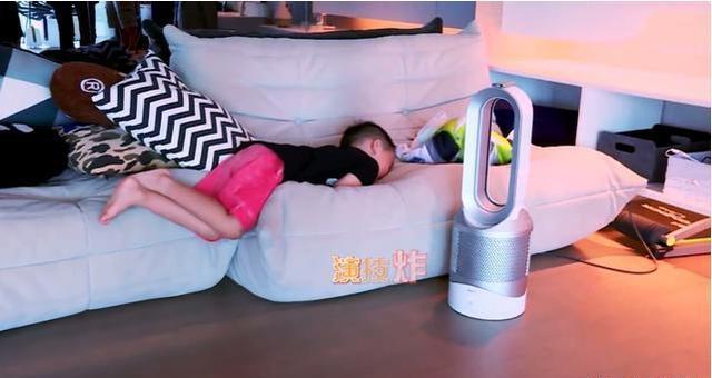 陈小春晒出在香港的豪宅,客厅有超大落地窗,户外就是维多利亚港