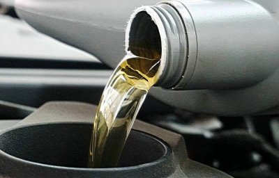 ​发动机机油压力过低还能开吗