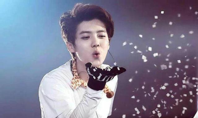 鹿晗家庭背景大, 从未露过面的鹿晗父母竟是这样的背景