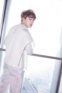 ​黄圣池亮相ELLE风尚大典 绅士品格中彰显时尚个性