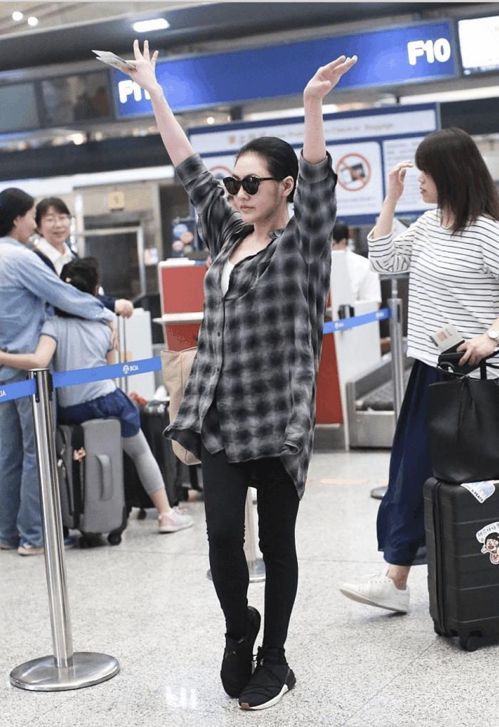 戏精小S机场各种凹造型, 路人表情淡定, 我被她的这份自信折服了