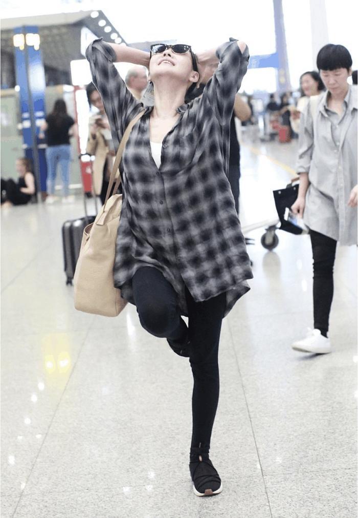 戏精小S机场各种凹造型, 路人表情淡定, 我被她的这份自信折服了