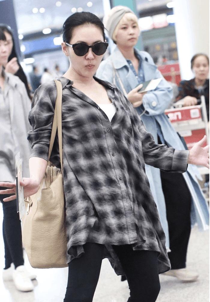 戏精小S机场各种凹造型, 路人表情淡定, 我被她的这份自信折服了