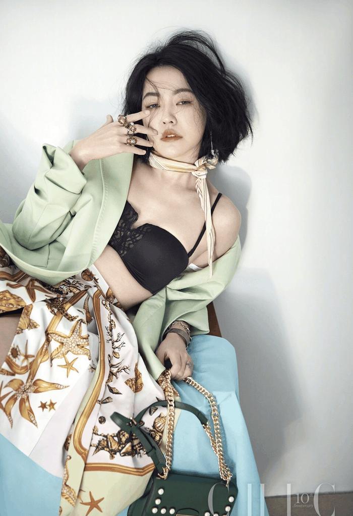 戏精小S机场各种凹造型, 路人表情淡定, 我被她的这份自信折服了