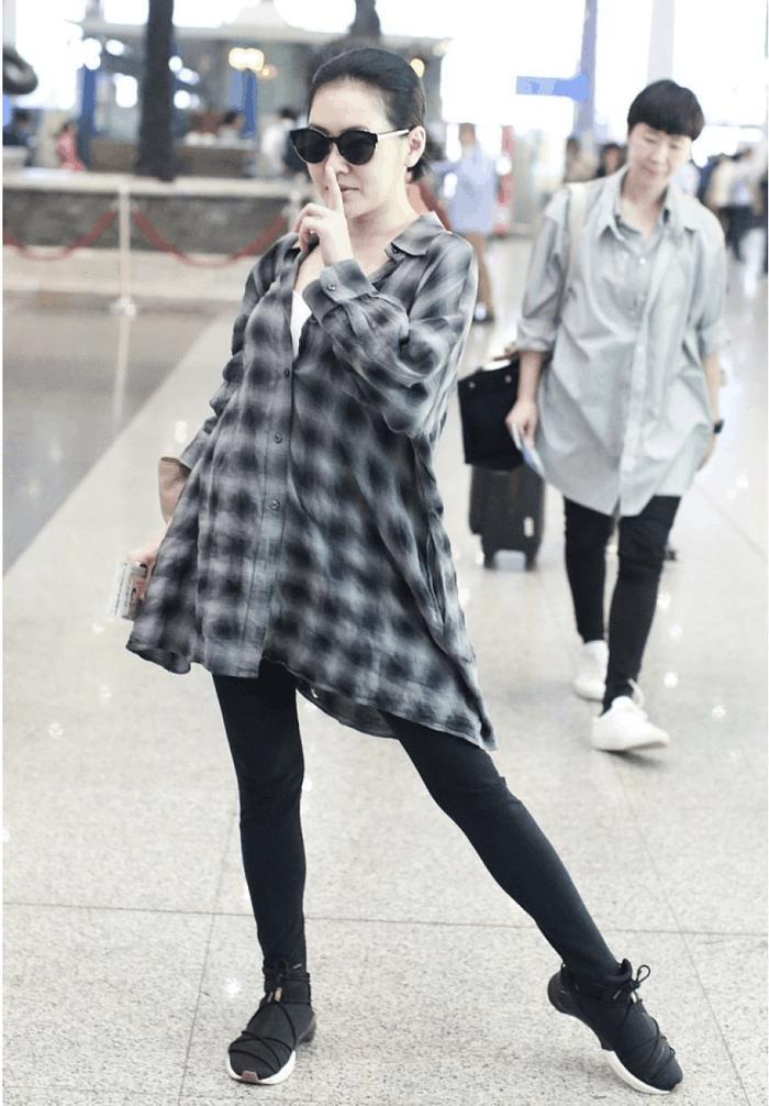 戏精小S机场各种凹造型, 路人表情淡定, 我被她的这份自信折服了