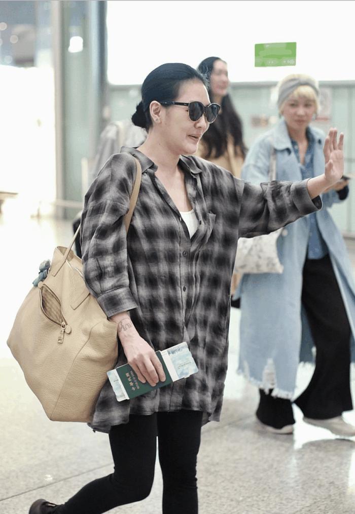 戏精小S机场各种凹造型, 路人表情淡定, 我被她的这份自信折服了