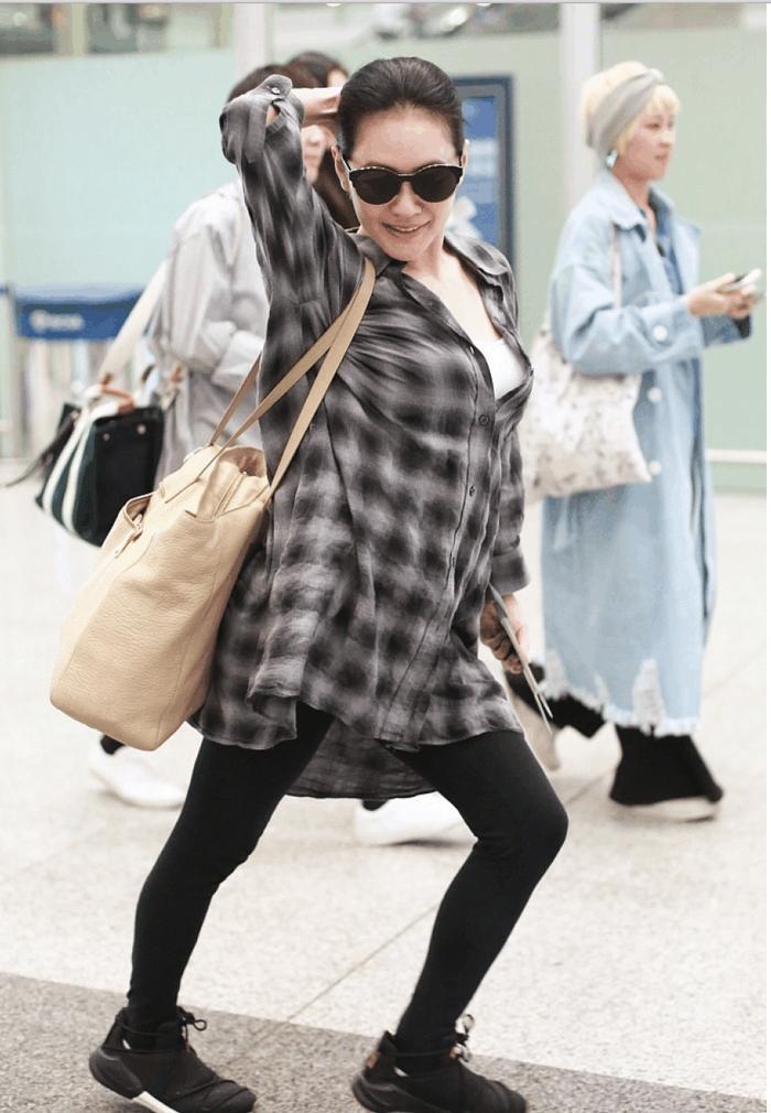 戏精小S机场各种凹造型, 路人表情淡定, 我被她的这份自信折服了