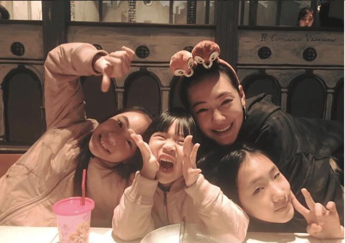 戏精小S机场各种凹造型, 路人表情淡定, 我被她的这份自信折服了