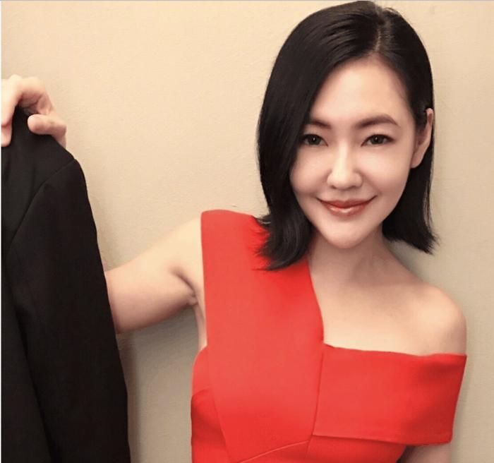 戏精小S机场各种凹造型, 路人表情淡定, 我被她的这份自信折服了