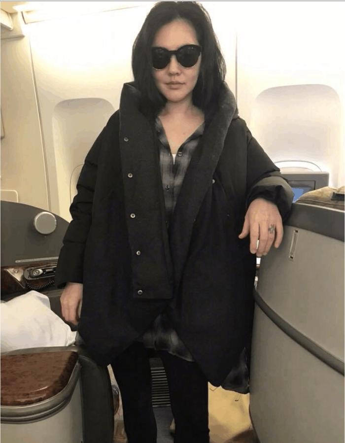 戏精小S机场各种凹造型, 路人表情淡定, 我被她的这份自信折服了