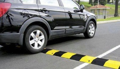 ​过减速带前减震咯吱咯吱响正常吗