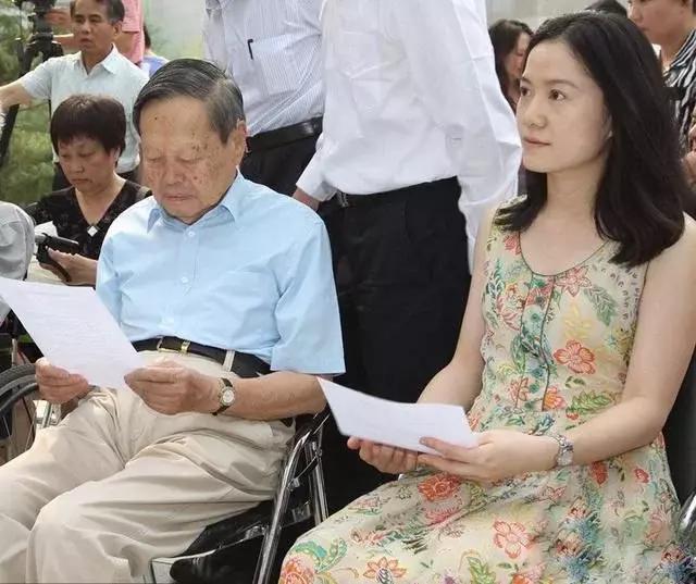 95岁杨振宁仅给41岁妻子翁帆留下一套房，娶她原来另有隐情
