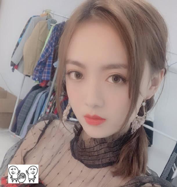 饺子君已过时,KPL一解说横空出世,“礼貌坐姿”爆红全网