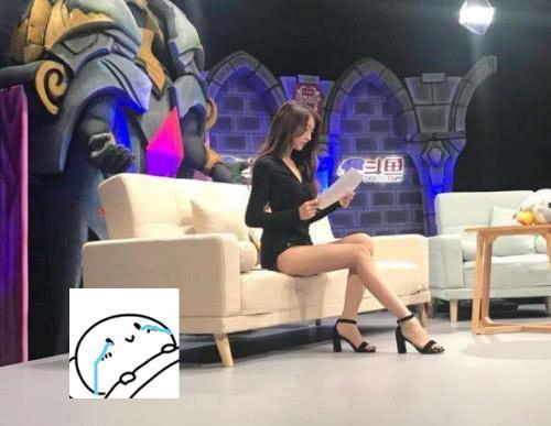 饺子君已过时,KPL一解说横空出世,“礼貌坐姿”爆红全网