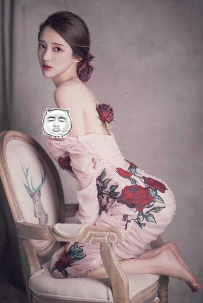 饺子君已过时,KPL一解说横空出世,“礼貌坐姿”爆红全网