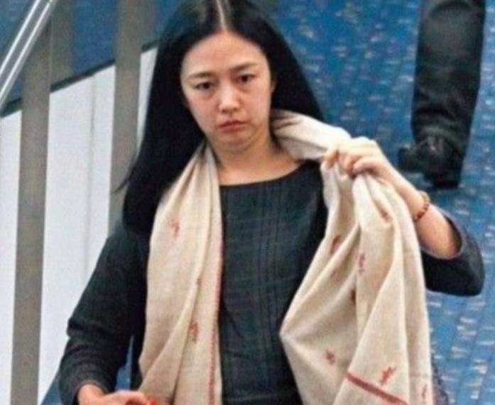 56岁刘德华的全家照曝光, 妻子素颜沧桑, 五岁的女儿是一个美人!