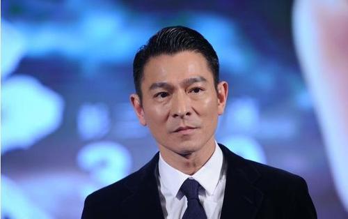 56岁刘德华的全家照曝光, 妻子素颜沧桑, 五岁的女儿是一个美人!