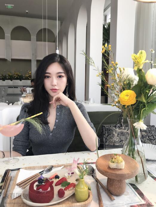 53岁杭天琪和24岁女儿合影照曝光，母女宛如姐妹