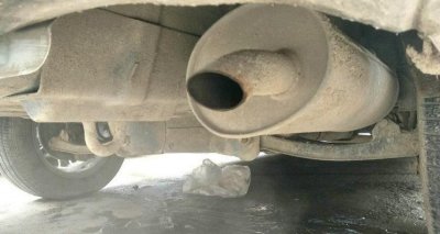 ​汽车排气管像放屁一样突突响是怎么回事