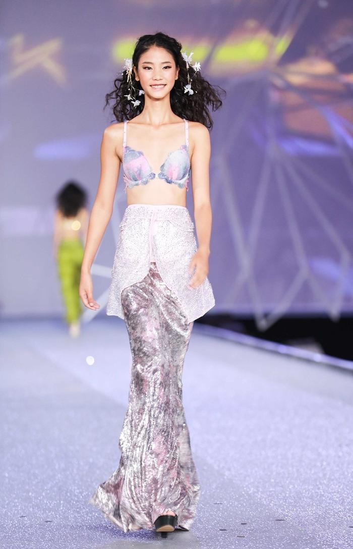 维密超模又增一个中国妹子,《天使之路》王艺得冠,时尚感超强