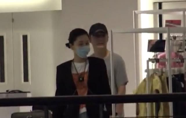 周丽淇傅程鹏婚后很低调,夫妻罕见牵手逛街,男方贴心陪太太购物
