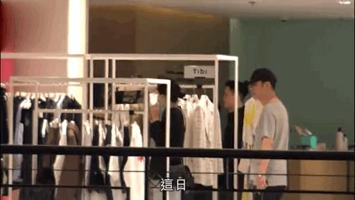 周丽淇傅程鹏婚后很低调,夫妻罕见牵手逛街,男方贴心陪太太购物