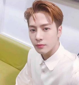 ​王嘉尔帮粉丝捡鞋子，搞笑又暖心，网友夸赞：细节见人品！