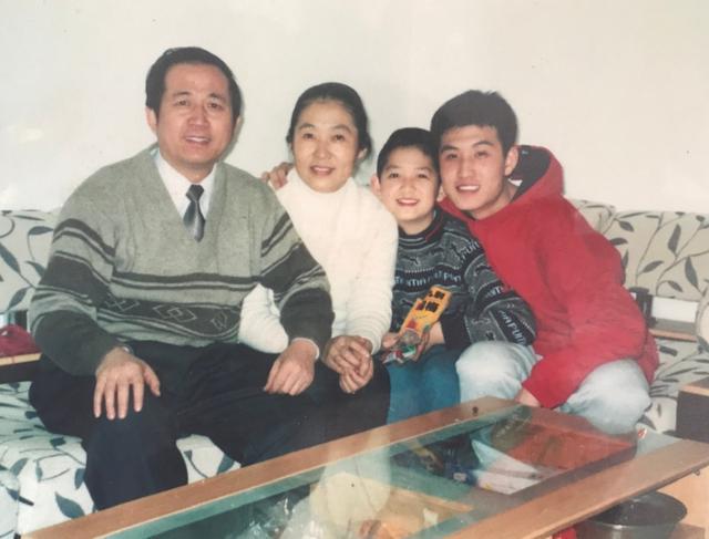 马可37岁哥哥近照曝光!俩兄弟同闯娱乐圈,但地位却截然不同!