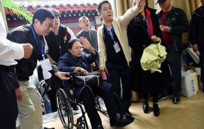 ​斯琴高娃坐轮椅原因揭秘！腿脚不便原因竟是拍戏曾三度落马受重伤