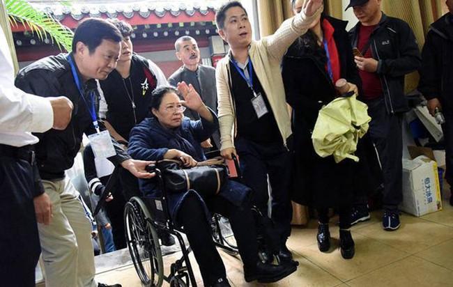 斯琴高娃坐轮椅原因揭秘!腿脚不便原因竟是拍戏曾三度落马受重伤