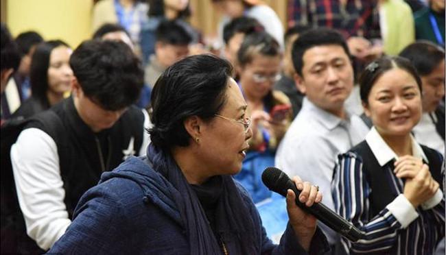 斯琴高娃坐轮椅原因揭秘!腿脚不便原因竟是拍戏曾三度落马受重伤