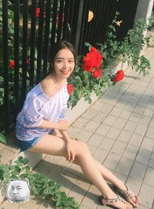 余霜阿姨秒变,童颜萝莉?登上解说台,粉丝疯狂呐喊:女神,女神