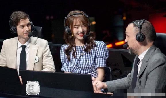 余霜阿姨秒变,童颜萝莉?登上解说台,粉丝疯狂呐喊:女神,女神