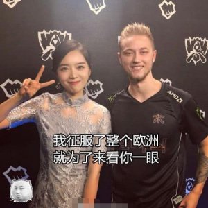 ​余霜阿姨秒变，童颜萝莉？登上解说台，粉丝疯狂呐喊:女神，女神