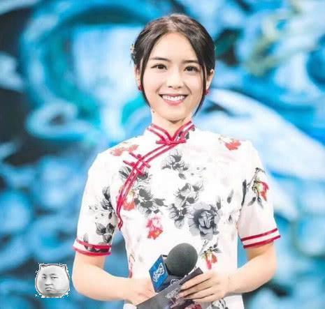 余霜阿姨秒变,童颜萝莉?登上解说台,粉丝疯狂呐喊:女神,女神