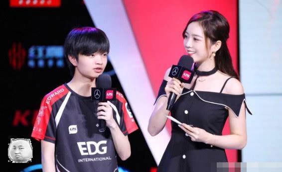 余霜阿姨秒变,童颜萝莉?登上解说台,粉丝疯狂呐喊:女神,女神