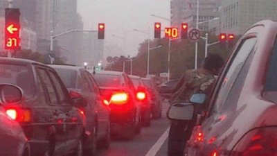 ​等红灯时汽车抖动开起来正常怎么回事