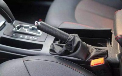 ​汽车启动手刹是放下还是抬起来