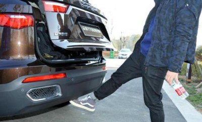 ​车钥匙锁后备箱了怎么拿出来