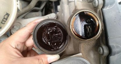 ​机油盖周围有油渍是怎么回事