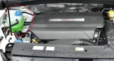 ​汽车水箱加的是水还是防冻液