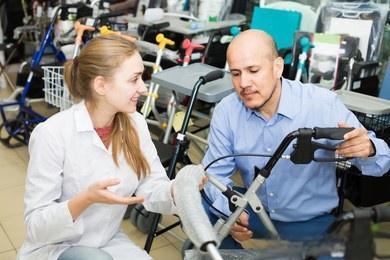 电动轮椅多少钱？三个要点带你看轮椅价格-