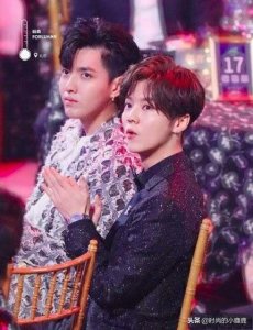 ​鹿晗和吴亦凡同桌了！两人还一起说话，谁更帅一点呢