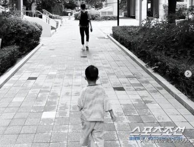 ​张申英晒同母异父的两个儿子照片，弟弟正宇紧紧跟随哥哥正安身后