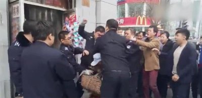 ​曝河北城管殴打退伍老兵 双方发生剧烈肢体冲突