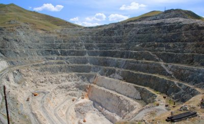 天然铷矿的化学成分及其在工业应用中的优势是什么？